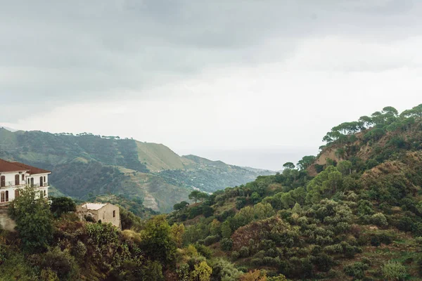 Árvores verdes em colinas perto de pequenas casas em savoca, itália — Fotografia de Stock