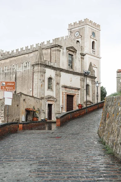 SAVOCA, ITALIA - 3 DE OCTUBRE DE 2019: adoquines en carretera cerca de la Iglesia de San Nicolo - foto de stock