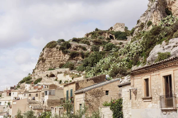 Lumière du soleil sur les petites maisons contre le ciel bleu à scicli, Italie — Photo de stock