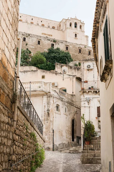 SCICLI, ITALIE - 3 OCTOBRE 2019 : Mise au point sélective de l'église San Matteo près des bâtiments en Italie — Photo de stock