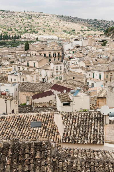 Vieille ville avec petites maisons à scicli, en italie — Photo de stock