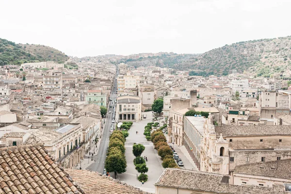 SCICLI, ITALIA - 3 DE OCTUBRE DE 2019: ciudad vieja con pequeñas casas cerca de la iglesia San Miguel Arcángel en Sicilia - foto de stock