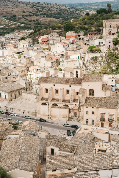 SCICLI, ITALIA - 3 DE OCTUBRE DE 2019: vieja ciudad italiana con casitas cerca de árboles verdes - foto de stock