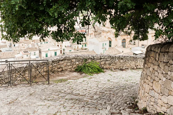 Pavimentazione pietre su strada in piccola città in sicilia — Stock Photo