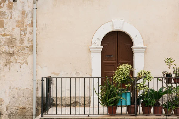 Balcon avec plantes en pots de fleurs en Sicile — Photo de stock