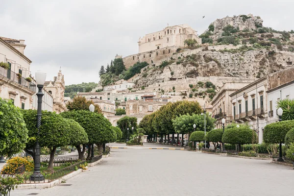 SCICLI, ITALIA - 3 OTTOBRE 2019: strada con pavimentazione in pietra su strada nei pressi di vecchie chiese ed edifici a scicli — Stock Photo