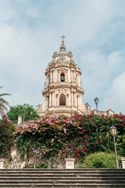 MODICA, ITALY - OCTOBER 3, 2019: low angle view of baroque cathedral of san giorgio in sicily — Stock Photo