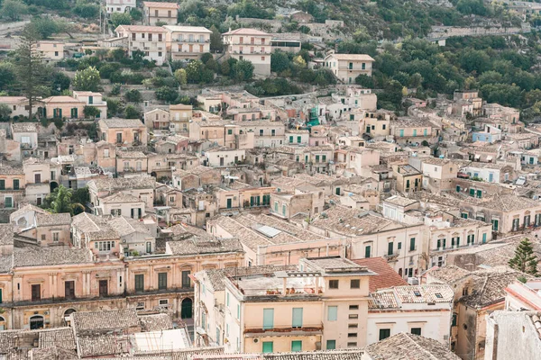 Anciens bâtiments et arbres à modica, Italie — Photo de stock