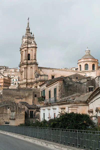 MODICA, ITALY - OCTOBER 3, 2019: baroque cathedral of san giorgio near houses in sicily — Stock Photo