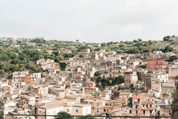 Sole sui tetti delle vecchie case in modica, italia — Foto stock