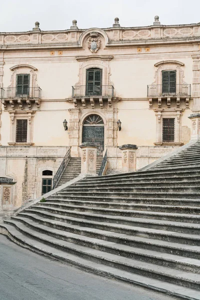 Escaliers près de l'ancien bâtiment à Modica, en Italie — Photo de stock