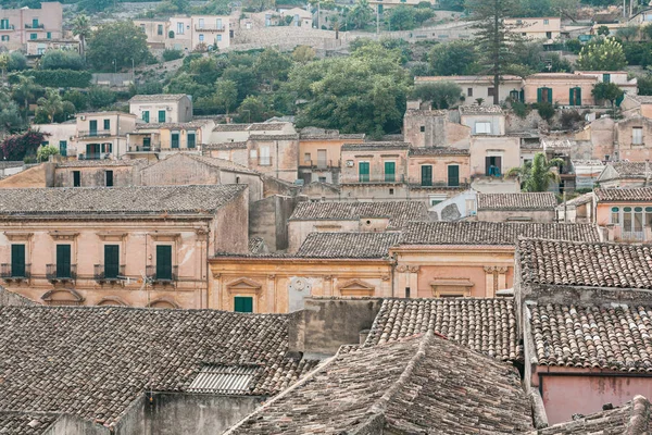 Toits de maisons près des arbres verts à ragusa, en Italie — Photo de stock