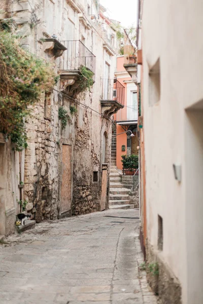 Foyer sélectif de la rue étroite à ragusa, en Italie — Photo de stock