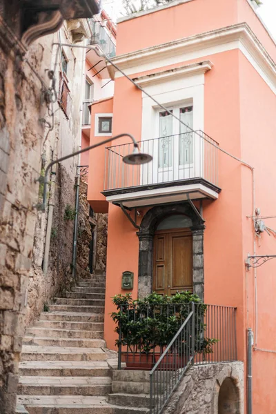 Enfoque selectivo de escaleras cerca de casa en ragusa, italia - foto de stock
