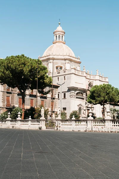 CATANIE, ITALIE - 3 OCTOBRE 2019 : façade de la cathédrale Sainte-Agathe près des arbres à l'extérieur en Italie — Photo de stock