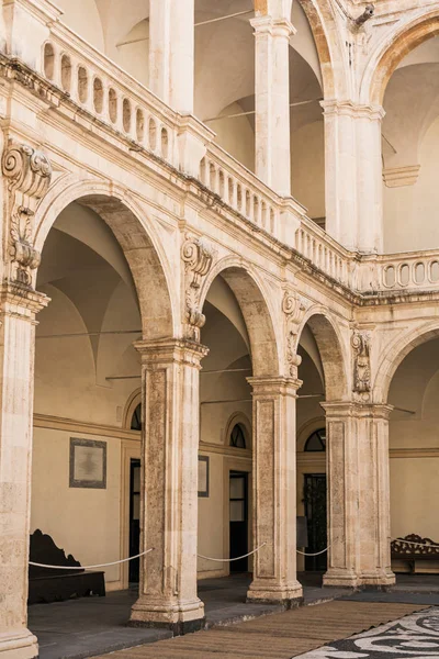 CATANIA, ITALIA - 3 DE OCTUBRE DE 2019: Fachada de la catedral de catania en italia - foto de stock