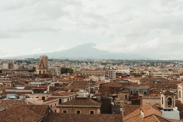 CATANIE, ITALIE - 3 OCTOBRE 2019 : Cathédrale Sainte Agatha près de petites maisons anciennes en Italie — Photo de stock