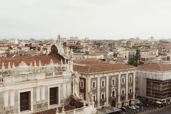CATANIA, ITALY - OCTOBER 3, 2019: church near small old houses in catania, italy — Stock Photo