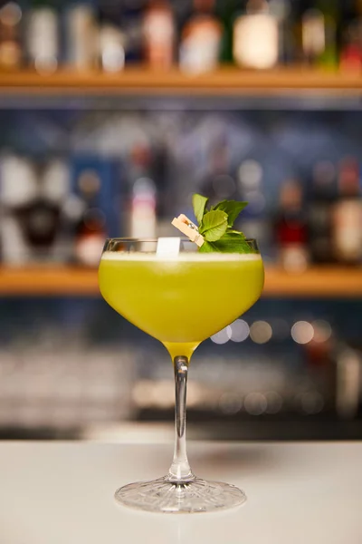 Verre avec cocktail d'alcool mélangé sur le comptoir du bar — Photo de stock