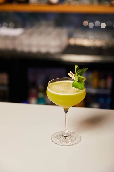 Verre avec cocktail d'alcool mélangé avec gin sur le comptoir du bar — Photo de stock