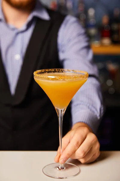 Vista recortada de barman sosteniendo vaso de margarita con cóctel - foto de stock