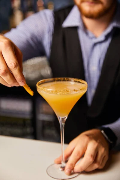 Vista cortada de barman segurando vidro margarita com coquetel fresco — Fotografia de Stock