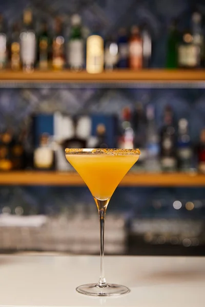 Бокал маргариты со сладким апельсиновым коктейлем на барной стойке — стоковое фото