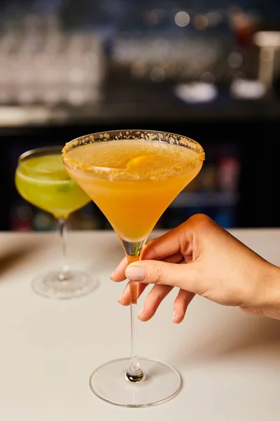 Foyer sélectif de femme toucher cocktail en verre — Photo de stock
