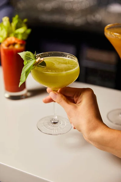 Selektiver Fokus der Frau, die Margarita-Glas mit Cocktail berührt — Stockfoto