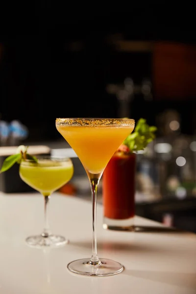 Foyer sélectif de cocktails froids mélangés dans des verres sur le comptoir du bar — Photo de stock