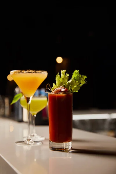 Mise au point sélective de cocktails froids et mixtes dans des verres sur le stand du bar — Photo de stock