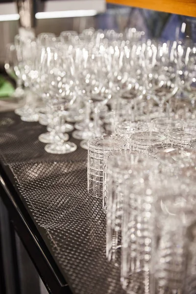 Selective focus of empty and clean cocktail glasses in bar — Stock Photo