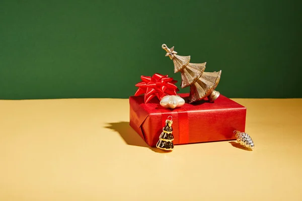 Boîtes-cadeaux rouges et décor de Noël doré sur fond jaune et vert — Photo de stock