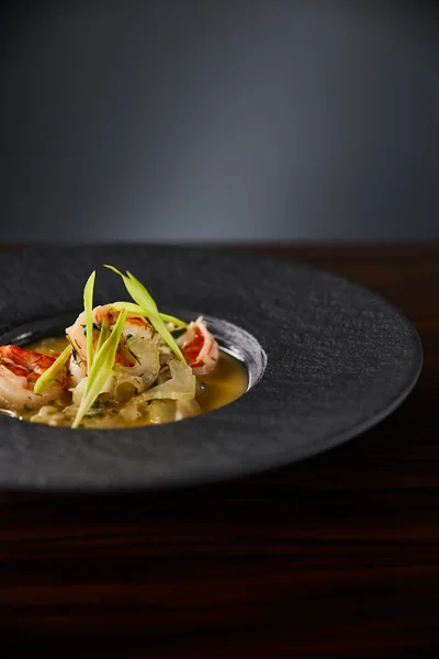 Vista de perto da sopa deliciosa restaurante com camarões em placa preta — Fotografia de Stock