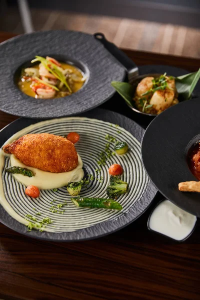 Délicieux plats de restaurant sur table en bois — Photo de stock