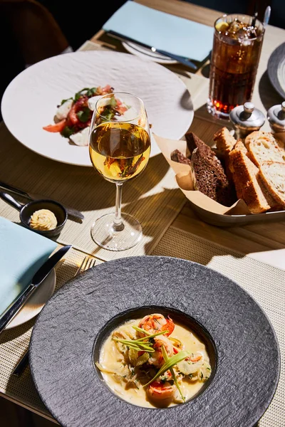 Gustosa zuppa con gamberetti servita sul tavolo con bevande in ristorante — Foto stock