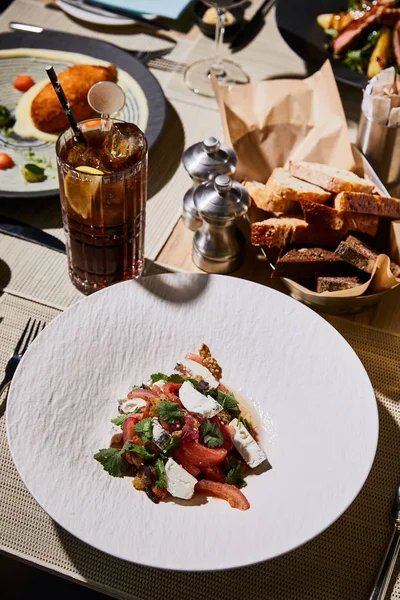 Вкусная баклажановая икра подается на столе с коктейлем куба либр в ресторане — стоковое фото