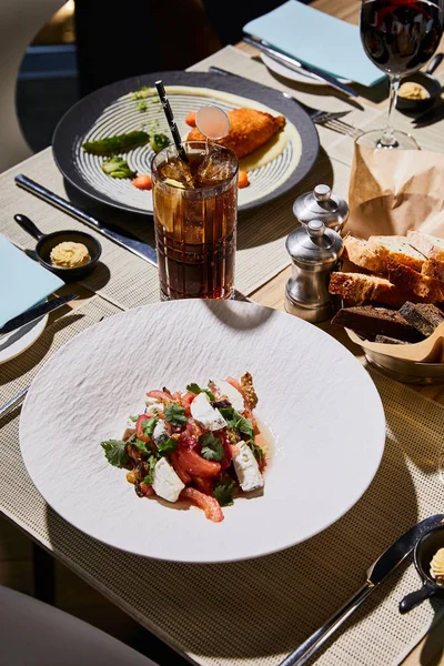 Вкусная баклажановая икра подается на столе в ресторане — стоковое фото