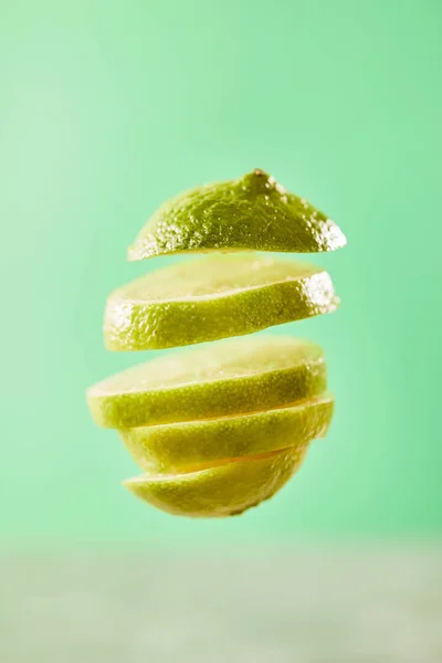 Vista superior de limão fatiado e maduro no fundo verde — Fotografia de Stock