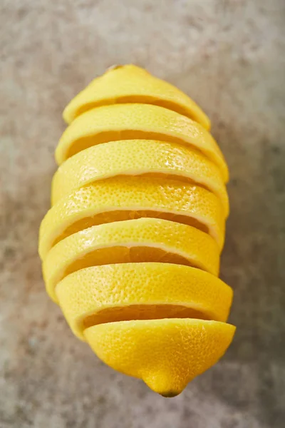 Vista superior de limón en rodajas y maduro en la superficie de mármol - foto de stock
