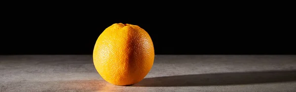 Plano panorámico de naranja entera y madura aislada en negro - foto de stock