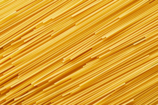 Вид сверху на сырой спагетти бесшовный фон — стоковое фото