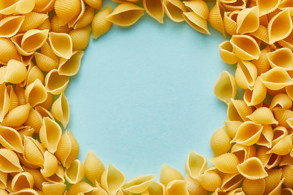 Cornice rotonda di Conchiglie grezzo su sfondo blu con spazio copia — Foto stock