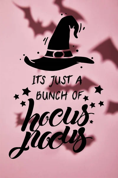 Sombra de los murciélagos voladores sobre fondo rosa con su solo un montón de hocus pocus ilustración - foto de stock