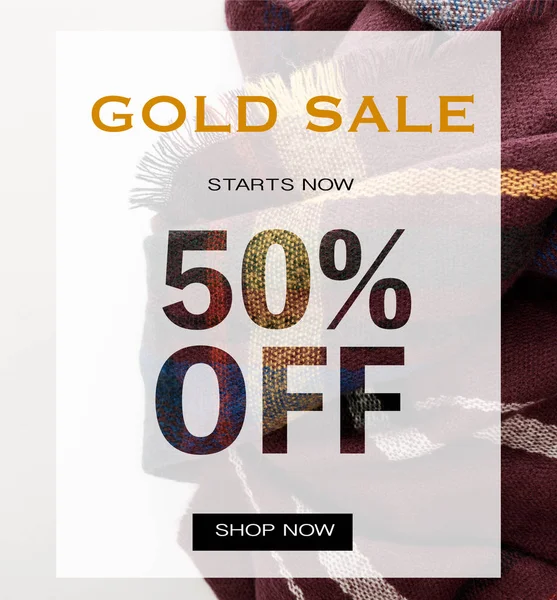 Vue du haut de l'écharpe à carreaux de laine bordeaux sur fond blanc avec vente d'or 50 pour cent hors illustration — Photo de stock