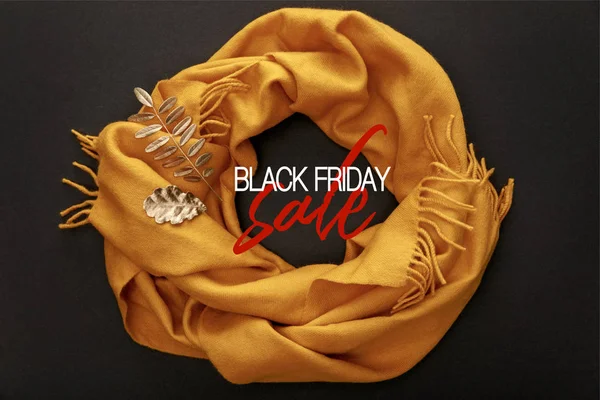 Ansicht von oben gelb gemütlicher Schal auf schwarzem Hintergrund mit schwarzem Freitag Verkauf Illustration — Stockfoto