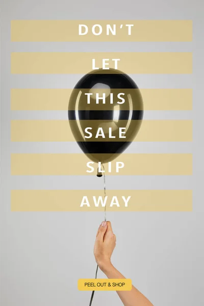 Vista recortada de la mujer sosteniendo globo negro aislado en gris con don 't dejar que esta venta se deslice ilustración, concepto de viernes negro - foto de stock