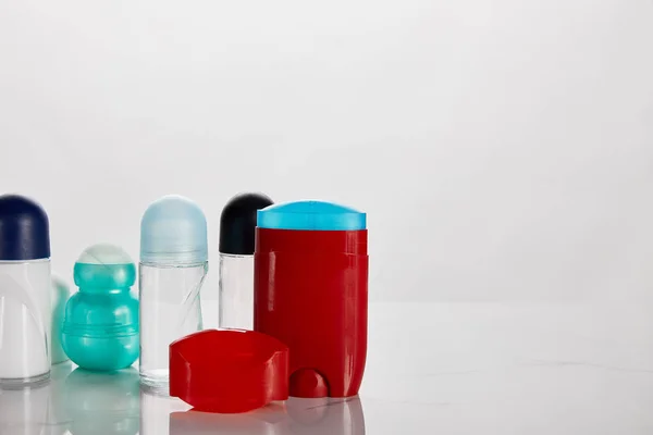 Garrafas coloridas de desodorizante rolo isolado em branco — Fotografia de Stock