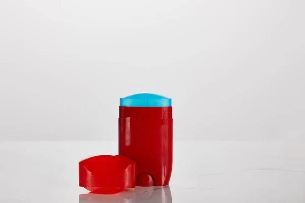 Rouleau rouge sur bouteille de déodorant isolé sur blanc — Photo de stock