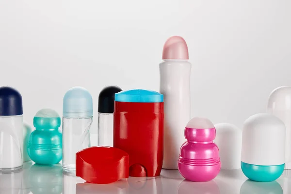 Bunte Deodorant-Flaschen isoliert auf weiß — Stockfoto